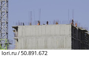 Construction workers building a concrete structure. Стоковое видео, видеограф Юрий Поздников / Фотобанк Лори