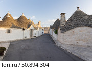 Италия. Альбарабелло. Вид на традиционные дома-трулли. Italy. Alberobello. A view of traditional trulli houses. Стоковое фото, фотограф Алексей Смышляев / Фотобанк Лори