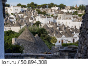 Италия. Альбарабелло. Вид на традиционные дома-трулли. Italy. Alberobello. A view of traditional trulli houses. Стоковое фото, фотограф Алексей Смышляев / Фотобанк Лори