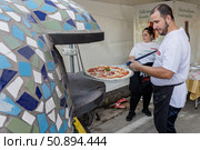 Испания. Пиньятаро-Маджоре. Приготовление пиццы на празднике сагра. Spain. Pignataro Maggiore. Pizza preparation at the sagra festival. Редакционное фото, фотограф Алексей Смышляев / Фотобанк Лори