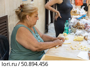 Италия. Бари. Женщины готовят пасту на улице Арко Бассо. Italy. Bari. Women preparing pasta on Arco Basso street. Редакционное фото, фотограф Алексей Смышляев / Фотобанк Лори