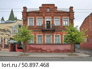 Город Рыбинск, Ярославская область, Россия. Крестовая улица, дом № 94. Историческое здание в центральной части города (2024 год). Стоковое фото, фотограф Елена Коромыслова / Фотобанк Лори