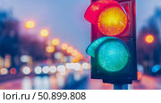Night cityscape traffic light showing red and green lights for road safety at night. Стоковое AI-изображение, AI-художник Данила Большаков / Фотобанк Лори