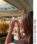 A girl with binoculars at the Mariinsky Theatre. June 8, Saint Petersburg, Russia. Редакционное фото, фотограф Луиза Налимова / Фотобанк Лори