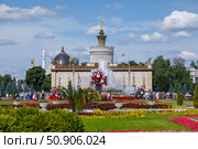 Центральная аллея ВДНХ в Москве летом. Стоковое фото, фотограф Ольга Липунова / Фотобанк Лори