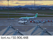 Самолет авиакомпании Transavia в международном аэропорту на закате.  Лион, Франция. Редакционное фото, фотограф Вадим Хомяков / Фотобанк Лори