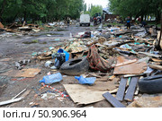 Рабочие разбирают остатки снесенных гаражей, Москва. Редакционное фото, фотограф Дмитрий Серегин / Фотобанк Лори