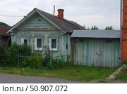 Изба (деревянный дом). Свердловская область, посёлок Черноисточинск, улица Ломоносова, 31. Редакционное фото, фотограф Алексей Иванов / Фотобанк Лори