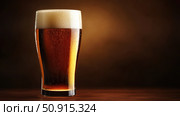 lager pint glass of beer ai generated. Стоковое AI-изображение, AI-художник Vectorwin / Фотобанк Лори