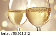 sauvignon white wine toast ai generated. Стоковое AI-изображение, AI-художник Vectorwin / Фотобанк Лори