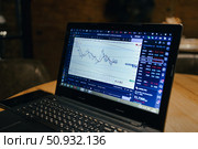 Ноутбук с торговым графиком актива. торговля на бирже: трейдинг и инвестиции. Стоковое фото, фотограф Евгений Зимин / Фотобанк Лори