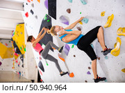 Woman having phone call during training in bouldering gym. Стоковое фото, фотограф Яков Филимонов / Фотобанк Лори