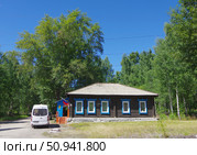 Городской музей Карабашского городского округа и экскурсионный микроавтобус. Российская Федерация, Челябинская область, город Карабаш  улица Освобождения Урала, дом 64. Редакционное фото, фотограф Алексей Иванов / Фотобанк Лори