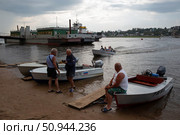 Люди переправляются на лодке через реку Волгу в Тутаеве. Редакционное фото, фотограф Дмитрий Киселёв / Фотобанк Лори