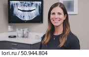 Dentist discusses the importance of regular checkups for oral health. Стоковое AI-видео, аниматор Александр Довянский / Фотобанк Лори
