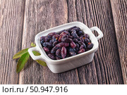 Sweet juicy ripe honeysuckle berries. Стоковое фото, фотограф Андрей Старостин / Фотобанк Лори
