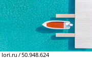 Coastal Summer: Aerial of Small Motorboat Docked by Pier on Turquoise Water. Стоковое AI-изображение, AI-художник Данила Большаков / Фотобанк Лори
