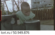 Young girl drinking water in a playground. Стоковое видео, видеограф Данил Руденко / Фотобанк Лори