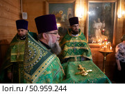 Духовенство встречают епископа Балашихинского и Орехово-Зуевского Николая в престольный праздник Серафимовского храма Балашихи. Редакционное фото, фотограф Дмитрий Неумоин / Фотобанк Лори