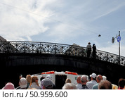 Экскурсия на теплоходе по рекам и каналам Санк-Петербурга. Ажурная решётка Певческого моста через реку Мойку (2024 год). Редакционное фото, фотограф Вера Смолянинова / Фотобанк Лори