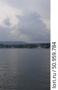Катер под мостом. Стоковое видео, видеограф Вероника Беккер / Фотобанк Лори