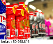 A row of bottles of Tiret lubricant are on a shelf. Russia. Moscow. 02.08.25. Редакционное фото, фотограф Ярославский Максим / Фотобанк Лори