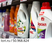 A row of Ariel laundry detergent bottles on a shelf. Russia. Moscow. 02.08.25. Редакционное фото, фотограф Ярославский Максим / Фотобанк Лори
