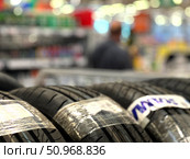 A man is standing in a store looking at tires. Russia. Moscow. 02.08.25. Редакционное фото, фотограф Ярославский Максим / Фотобанк Лори