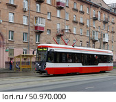Трамвай УТМ 71-412 №406, проспект Ленина, остановка "Театр кукол", город Нижний Тагил, Свердловская область. Редакционное фото, фотограф Алексей Иванов / Фотобанк Лори