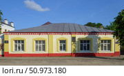 Kirzhach, Vladimir Region, Russia, June 17, 2025:  Former building of Inn of early 19th century in city center with memorial plaque that P.I. Bagration stayed here, Gagarin Street, 36. Редакционное фото, фотограф Алексей Антипов / Фотобанк Лори