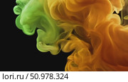 Dynamic swirling yellow and green smoke in slow motion on black background. Стоковое AI-видео, аниматор Владимир Федоров / Фотобанк Лори