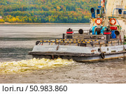 Russia, Samara. 22. 09 2018. A tugboat pushes a barge along the Volga River against the backdrop of the Zhiguli Mountains on a summer day. Редакционное фото, фотограф Акиньшин Владимир / Фотобанк Лори