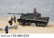 Russia, Samara. 27.07.2014. Inspection of a German Tiger tank during a historical reconstruction on the banks of the Volga River on a summer day. Редакционное фото, фотограф Акиньшин Владимир / Фотобанк Лори