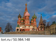Moscow, Russia, 12.31.2024: View of St. Basil's Cathedral (Cathedral of Vasily the Blessed) as viewed from Vasilyevsky Descent Square on a sunny winter day. Стоковое фото, фотограф Ula Ulachka / Фотобанк Лори