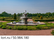 Strelna, St. Petersburg, Russia, June 12, 2025: The Court Fountain in the Lower Park of the Palace and Park Ensemble of the Konstantinovsky Palace on a sunny summer day. Редакционное фото, фотограф Ula Ulachka / Фотобанк Лори