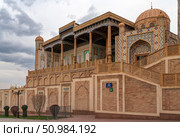 Samarkand, Uzbekistan, January 4, 2024: Hazrat Khizr mosque with the Mausoleum where the first president of Uzbekistan Islam Karimov is buried. Редакционное фото, фотограф Ula Ulachka / Фотобанк Лори