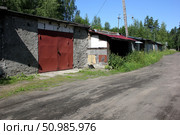 Гаражи и дорога. Стоковое фото, фотограф Boostport / Фотобанк Лори