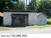 Гараж с деревянными дверями. Стоковое фото, фотограф Boostport / Фотобанк Лори