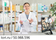 Young female pharmacist offering preparation in box. Стоковое фото, фотограф Яков Филимонов / Фотобанк Лори