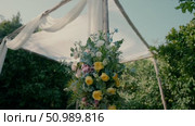Yellow and purple flowers in chuppah. Стоковое видео, видеограф Tatiana Malinsky / Фотобанк Лори