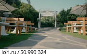 Chuppah in a beautiful garden. Стоковое видео, видеограф Tatiana Malinsky / Фотобанк Лори