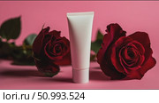 Engaging beauty product presentation with roses on a pink backdrop creating an inviting atmosphere. Стоковое AI-видео, аниматор Сергей Толмачёв / Фотобанк Лори