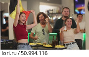 Group of fans in bar with Belgian flag. Стоковое видео, видеограф Яков Филимонов / Фотобанк Лори