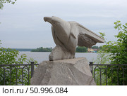 Жанровая скульптура "Орёл". Свердловская область, город Нижний Тагил, набережная Тагильская Лагуна. Редакционное фото, фотограф Алексей Иванов / Фотобанк Лори