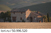 Rustic tuscan cottage nestled within rippling golden wheat field, glowing under late afternoon sunlight, capturing idyllic rural italian landscape essence. Стоковое AI-видео, аниматор Данил Руденко / Фотобанк Лори