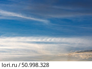 Kelvin, Helmholtz instability clouds wavy on blue sky, feathery curls Kelvin-Helmholtz. Стоковое фото, фотограф Зарифа Арсланова / Фотобанк Лори