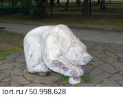 Жанровая скульптура Медведь. Набережная Тагильская Лагуна, город Нижний Тагил, Свердловская область. Редакционное фото, фотограф Алексей Иванов / Фотобанк Лори