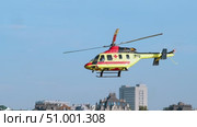 The medical helicopter performs rescue missions in urban areas, making sharp turns to reach the destination. Стоковое видео, видеограф Strunov David / Фотобанк Лори