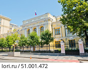 Здание Центрального банка Российской Федерации (Банк России, ЦБ РФ) в летний день. Москва. Редакционное фото, фотограф E. O. / Фотобанк Лори