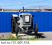 Трактор СХТЗ 15/30 на открытой площадке Далматовского краеведческого музея им. А.Н. Зырянова. Курганская область, город Далматово. Редакционное фото, фотограф Алексей Иванов / Фотобанк Лори